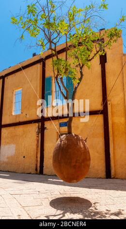 Jaffa, Israel - 03. Juni 2011: Blick auf eine Gasse mit Straßenstatue in der Altstadt von Jaffa, heute Teil von Tel Aviv-Yafo, Israel Stockfoto