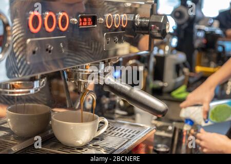 Automatische Kaffeemaschine espresso vorbereiten Stockfoto