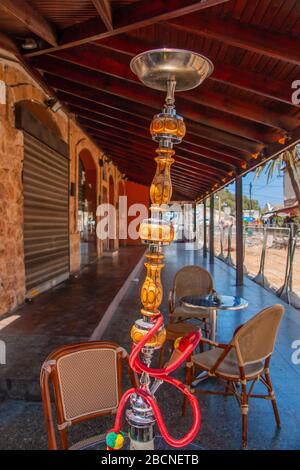 Jaffa, Israel - 03. Juni 2011: Blick auf eine Gasse mit einem Nargila (Hookah) in der Altstadt von Jaffa, heute Teil von Tel Aviv-Yafo, Israel Stockfoto