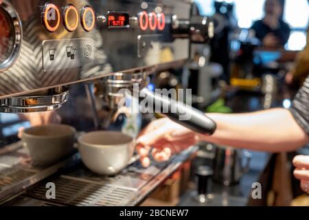 Automatische Kaffeemaschine espresso vorbereiten Stockfoto