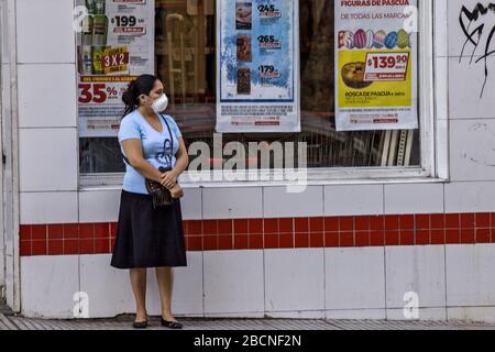 Buenos Aires, Bundeshauptstadt, Argentinien. April 2020. Eine Gruppe von Unternehmern hat dem Präsidenten Argentiniens, Alberto Fernández, einen Vorschlag unterbreitet, die Wirtschaft nach dem Ende der Quarantäne zu aktivieren.Unternehmer aus dem ganzen Land haben zusammen mit Kommunikatoren, Wissenschaftlern und Arbeitern ein Dokument mit konkreten Maßnahmen in den Bereichen Gesundheit, Wirtschaft, Steuern und der Betrieb der öffentlichen Verwaltung, mit dem Schwerpunkt auf dem Tag nach sozialer, präventiver und obligatorischer Isolierung. Die Unternehmer schlagen vor, dies "schrittweise und nachdrücklich durch Tests von Schlüsselpopula unterstützt zu tun Stockfoto