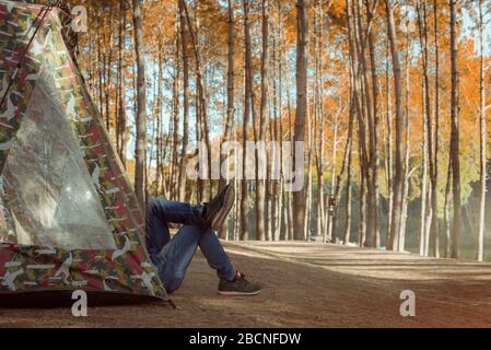 Entspannender Camping-Tourismus und Zelt unter der Aussicht Pinienwald Landschaft in der Nähe von Wasser im Freien am Morgen und Sonnenuntergang Himmel in Pang-ung, Pinienwald Park, Ma Stockfoto