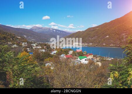 Mountain Lake. Schöner Herbstblick auf das Tal. Zhinvali Reservoir und Anauri Dorf in Georgia Land, Europa Stockfoto