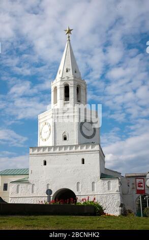 Spasskaja-Turm des Kasaner Kreml mit einer großen Uhr und einem Stern oben. Republik Tatarstan, Russland Stockfoto