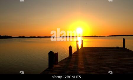 Tolle Bucht auf den US Keys bei Sonnenuntergang - ISLAMORADA, USA - 12. APRIL 2016 Stockfoto