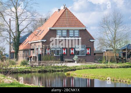 Traditionelles niederländisches Bauernhaus am Wasser in der Nähe von Gouda, Niederlande Stockfoto