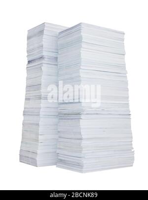 Zwei hohe Papierstapel isoliert auf weißem Hintergrund Stockfoto