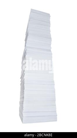 Sehr hoher Papierstapel isoliert auf weißem Hintergrund Stockfoto