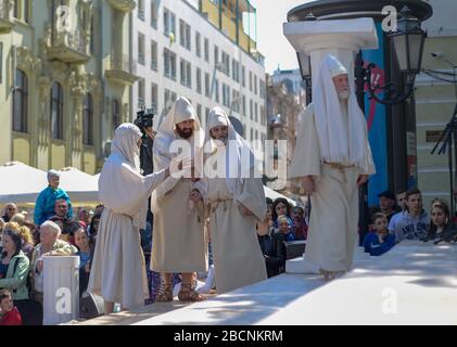 Rekonstruktion der Ostertheatrale. Tolles Acting Game. Verrat, Tod und Auferstehung Jesu Christi. Juden, römische Soldaten, Jünger Jesu und Stockfoto