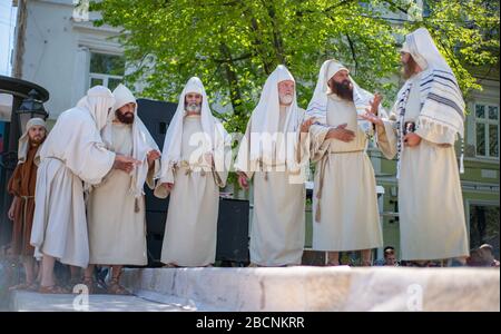 Rekonstruktion der Ostertheatrale. Tolles Acting Game. Verrat, Tod und Auferstehung Jesu Christi. Juden, römische Soldaten, Jünger Jesu und Stockfoto