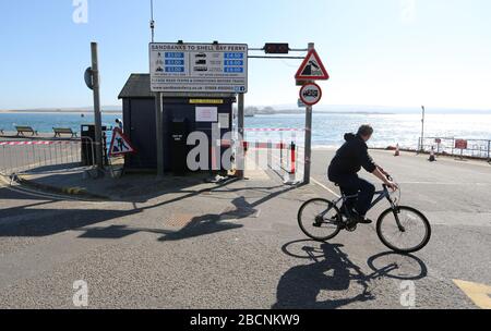 Sandbanks, Poole, Großbritannien. April 2020. Die Mehrheit der Menschen hat die Warnungen befolgt, während der Sperrzeit der Pandemie COVID-19 Coronavirus an den Sandbänken und Stränden entlang der Küste von Poole und Bournemouth fernzuhalten. Die Sandbanks zur Shell-Bay-Fähre über die Öffnung des Poole-Hafens haben während der Sperrung den Transport von Radfahrern, Fußgängern und Motorrädern eingestellt, um eine große Anzahl von Menschen abzuschrecken, die versuchen, an die Strände von Studland zu gelangen, wo auch alle Parkplätze geschlossen wurden. Gutschrift: Richard Crease/Alamy Live News Stockfoto