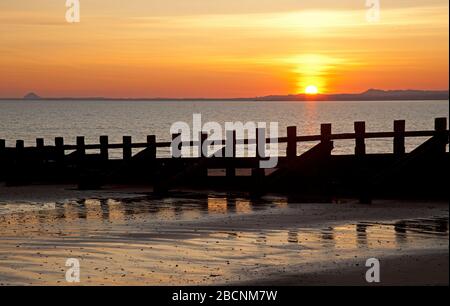 Portobello, Edinburgh, Schottland, Großbritannien. April 2020. Sonnenaufgang am Portobello Beach an dieser zweiten Woche der Sperrung des Covid-19 Coronavirus in Großbritannien scheint die friedliche Szene eine Welt abseits der Wirren, die tatsächlich auf der Welt stattfinden. Stockfoto