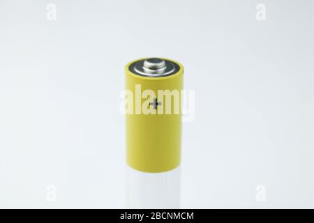 Batterie. Alkali-Mangan-Batterie auf weißem Hintergrund. Stockfoto
