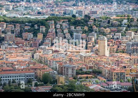Das Stadtzentrum von La Spezia ist von einem Berggipfel aus zu erreichen. La Spezia, Italien. Stockfoto