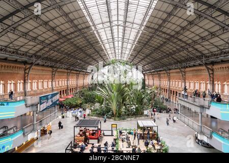 MADRID, SPANIEN. FEBRUAR 2020. In der Atocha-Station in Madrid, Spanien Stockfoto