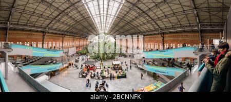 MADRID, SPANIEN. FEBRUAR 2020. In der Atocha-Station in Madrid, Spanien Stockfoto