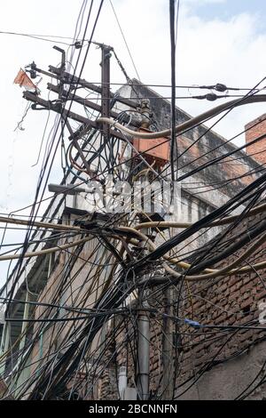 Kabelverwirren auf einer Straße von chandni chowk im alten delhi Stockfoto