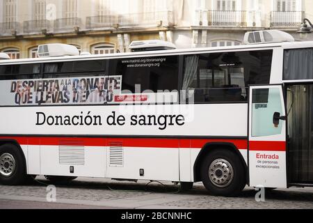 MADRID, SPANIEN - JANUAR, 23RD, 2020: Roter Kreuzbus in Madrid, ermutigt Menschen, Blut zu spenden. Stockfoto