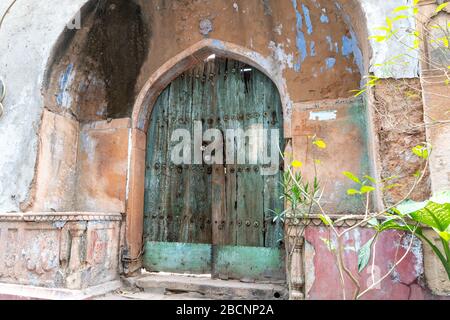 Eine alte Tür bei Naughara im chandni Chowk Distrikt von Old delhi Stockfoto