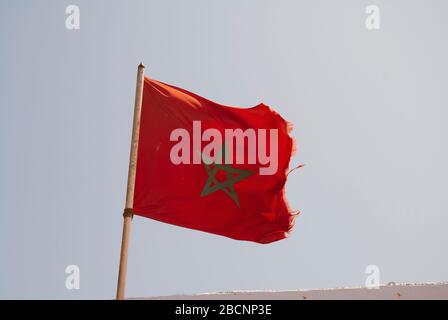 Windswept marokkanische Flagge Essaouira Stockfoto