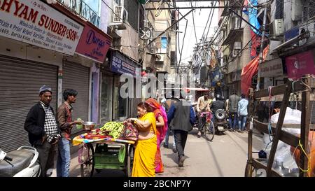 DELHI, INDIEN - 11. MÄRZ 2019: Eine Obstwallah auf einer Straße von chandni chowk in delhi Stockfoto