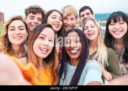 Junge Freunde aus verschiedenen Kulturen und Rassen fotografieren, glückliche Gesichter machen - Millennial-Generation und Freundschaftskonzept mit Studenten Menschen hav Stockfoto