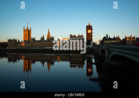 London, Großbritannien. April 2020. Eine leere Westminster Bridge während der Sperrung der Hauptstadt, um die Ausbreitung von Covid 19 zu verhindern. Credit: David Parry/Alamy Live News Stockfoto