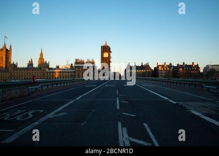 London, Großbritannien. April 2020. Eine leere Westminster Bridge während der Sperrung der Hauptstadt, um die Ausbreitung von Covid 19 zu verhindern. Credit: David Parry/Alamy Live News Stockfoto