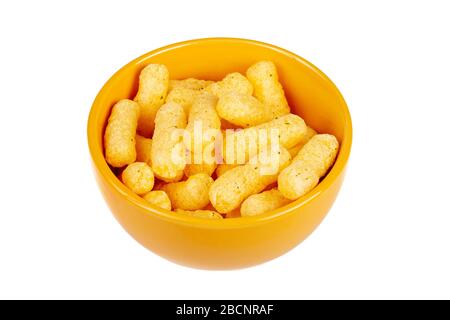Einfache kleine Schüssel mit köstlichen knusprigen Snacks, knolligen, knolligen, gelben traditionellen Knistern in einer kleinen orangefarbenen Schüssel, auf weißem Hintergrund isoliertes Objekt Stockfoto