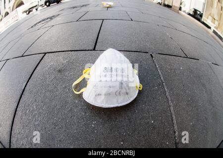 München, Bayern, Deutschland. April 2020. Weggeworfene 3M-Schutzmasken sind heute ein gängiger Anblick, wie sie etwa am Münchner Marienplatz zu sehen sind. Die deutschen Behörden behaupten, Trump habe eine Lieferung von Masken in Bangkok, die für Deutschland mit 3M bezeichnet wurden, persönlich konfisziert. Credit: Sachelle Babbar/ZUMA Wire/Alamy Live News Stockfoto