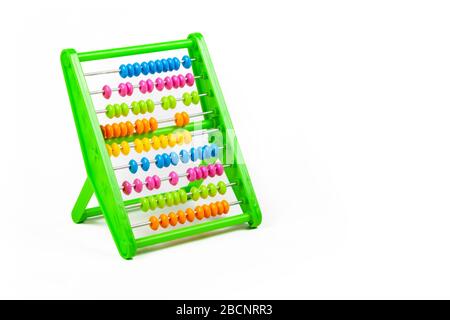 Buntes Abakuswerkzeug, auf weißem Hintergrund isoliertes Spielzeugobjekt, ausschneiden Beads, die nach dem Zufallsprinzip ausgerichtet sind, um Kindern Mathematik zu lehren, Kinder elementare Mathematik Stockfoto