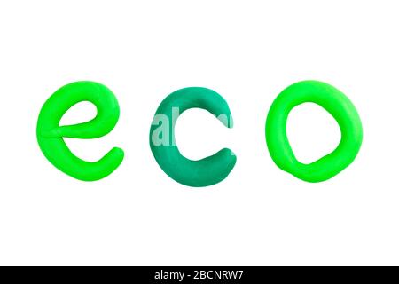 Einfaches grünes Eco-Wort, Ökologie Kurztextlogo isoliert auf weißen, ausgeschnittenen Schriftarthandgearbeiteten plasticinen Buchstaben. Kinder, Kinder kreatives Handwerk Stockfoto