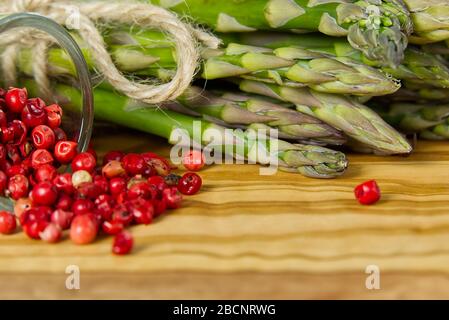 Frischer junger Asparagus-Nahkampf. Spargel auf Holzbrett. Stockfoto