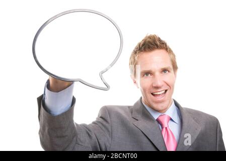 Lächelnder Geschäftsmann, der eine leere Sprechblase mit einer gesprochenen Nachricht auf weißem Hintergrund hält Stockfoto