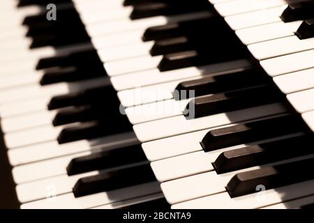 Einfache Instrumententastatur für dreifach-Pfeifenorgel. Drei Organ-Tastaturen stapeln sich, Tasten schließen sich. Klassisches Kirchenmusik-Konzertplakat abstraktes bcg Stockfoto