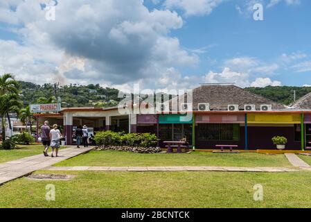 Ocho Rios, Jamaika - 22. April 2019: Menschen im Island Village Shopping Cente in Ocho Rios, Jamaika. Stockfoto