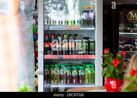 Verschiedene Getränkemarken, Reihen von kalten Getränken in einem Kühlschrank, die in einem Geschäft verkauft werden, kleines Geschäft Coca-cola, Monster, Fuzetea, Fanta, Kinley Stockfoto