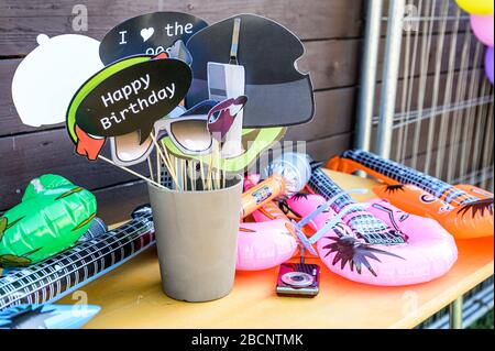 Retro Party Set Gläser, Lippen, Moustaches, Design Fotostand Party Happy Birthday lustige Bilder. Stockfoto