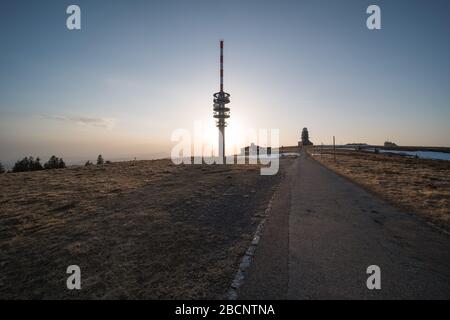 Feldberggipfel 1493 m. Im Südschwarzwald in Deutschland befinden sich auf dem Gipfel ein Fernsehturm, eine Wetterstation und eine Wetterradarsyste Stockfoto