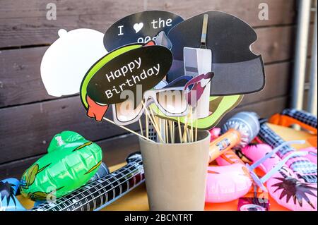 Retro Party Set Gläser, Lippen, Moustaches, Design Fotostand Party Happy Birthday lustige Bilder. Stockfoto