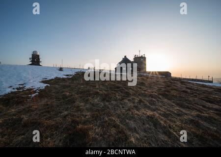Feldberggipfel 1493 m. Im Südschwarzwald in Deutschland befinden sich auf dem Gipfel ein Fernsehturm, eine Wetterstation und eine Wetterradarsyste Stockfoto