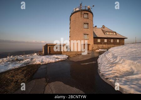 Feldberggipfel 1493 m. Im Südschwarzwald in Deutschland befinden sich auf dem Gipfel ein Fernsehturm, eine Wetterstation und eine Wetterradarsyste Stockfoto