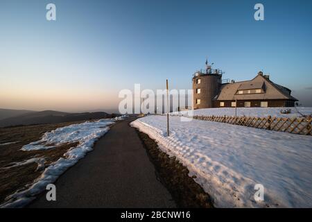 Feldberggipfel 1493 m. Im Südschwarzwald in Deutschland befinden sich auf dem Gipfel ein Fernsehturm, eine Wetterstation und eine Wetterradarsyste Stockfoto