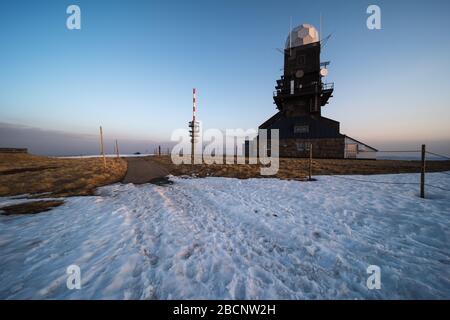 Feldberggipfel 1493 m. Im Südschwarzwald in Deutschland befinden sich auf dem Gipfel ein Fernsehturm, eine Wetterstation und eine Wetterradarsyste Stockfoto