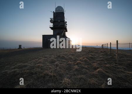 Feldberggipfel 1493 m. Im Südschwarzwald in Deutschland befinden sich auf dem Gipfel ein Fernsehturm, eine Wetterstation und eine Wetterradarsyste Stockfoto