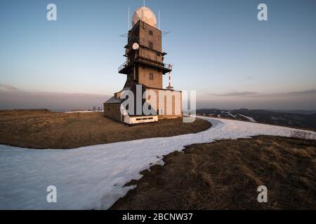 Feldberggipfel 1493 m. Im Südschwarzwald in Deutschland befinden sich auf dem Gipfel ein Fernsehturm, eine Wetterstation und eine Wetterradarsyste Stockfoto