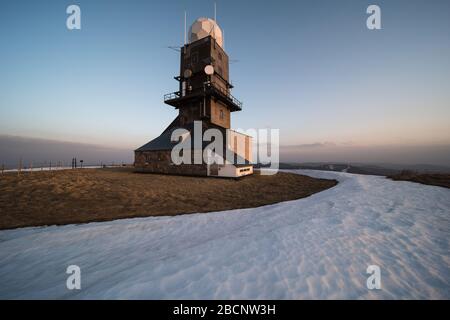 Feldberggipfel 1493 m. Im Südschwarzwald in Deutschland befinden sich auf dem Gipfel ein Fernsehturm, eine Wetterstation und eine Wetterradarsyste Stockfoto