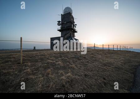 Feldberggipfel 1493 m. Im Südschwarzwald in Deutschland befinden sich auf dem Gipfel ein Fernsehturm, eine Wetterstation und eine Wetterradarsyste Stockfoto