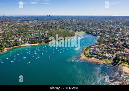 Luftbild an der Reef Bay, Sydney, Australien. Blick auf die Vorstadt von Sydney von oben. Luftbild auf Forty Baskets Beach, Reef Bay und Sydney in t Stockfoto