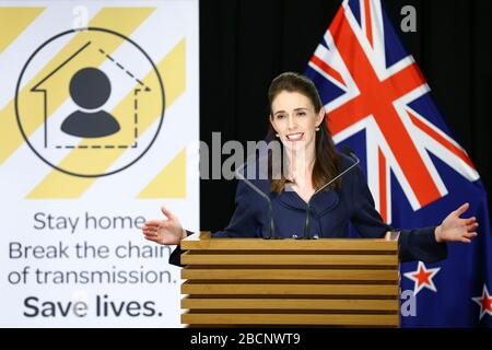 Wellington, Neuseeland. April 2020. Der neuseeländische Premierminister Jacinda Ardern spricht während des Covid-19-Coronavirus-Medienupdates in Wellington, Neuseeland am 5. April 2020. Die neuseeländische Regierung glaubte, das Land könne COIVD-19 unter Kontrolle bringen, wie das Land am Sonntag mitteilte, erreichte die Gesamtzahl der COVID-19-Fälle 1.039 im Land. (Hagen Hopkins/Getty/Pool über Xinhua) Credit: Xinhua/Alamy Live News Stockfoto